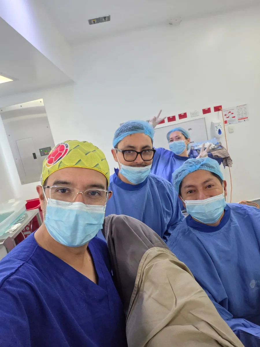 Dr. Mario Eraso Álava y Dr. Bayron Andrade Martínez con el equipo quirúrgico durante una cirugía HoLEP