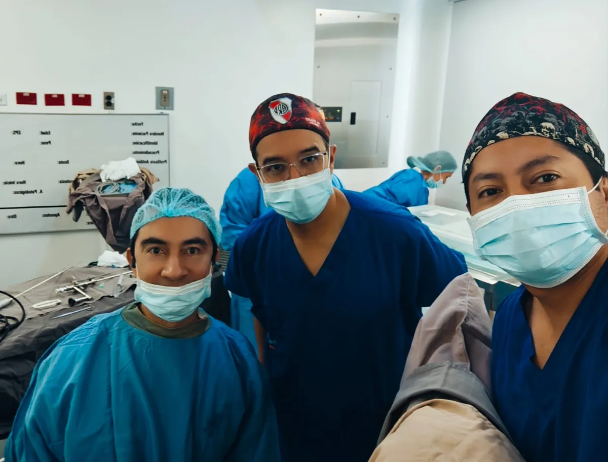 Equipo de urólogos de la Clínica Uroandes en el quirófano antes de una cirugía HoLEP en Pasto