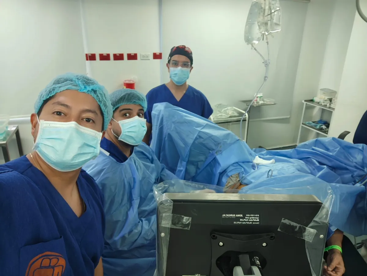 Cirugía HoLEP en curso con el láser de Holmium Jena Surgical MultiPulse HoPLUS en la Clínica Uroandes
